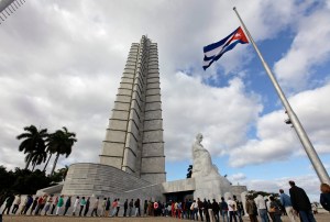 En Cuba también hacen cola para rendirle homenaje a Chávez (Fotos)