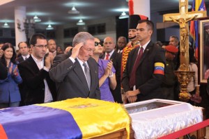Raúl Castro honra a Hugo Chávez (Video)