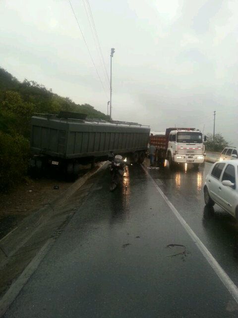 Dos gandolas colisionan en la Caracas-La Guaira (Fotos)