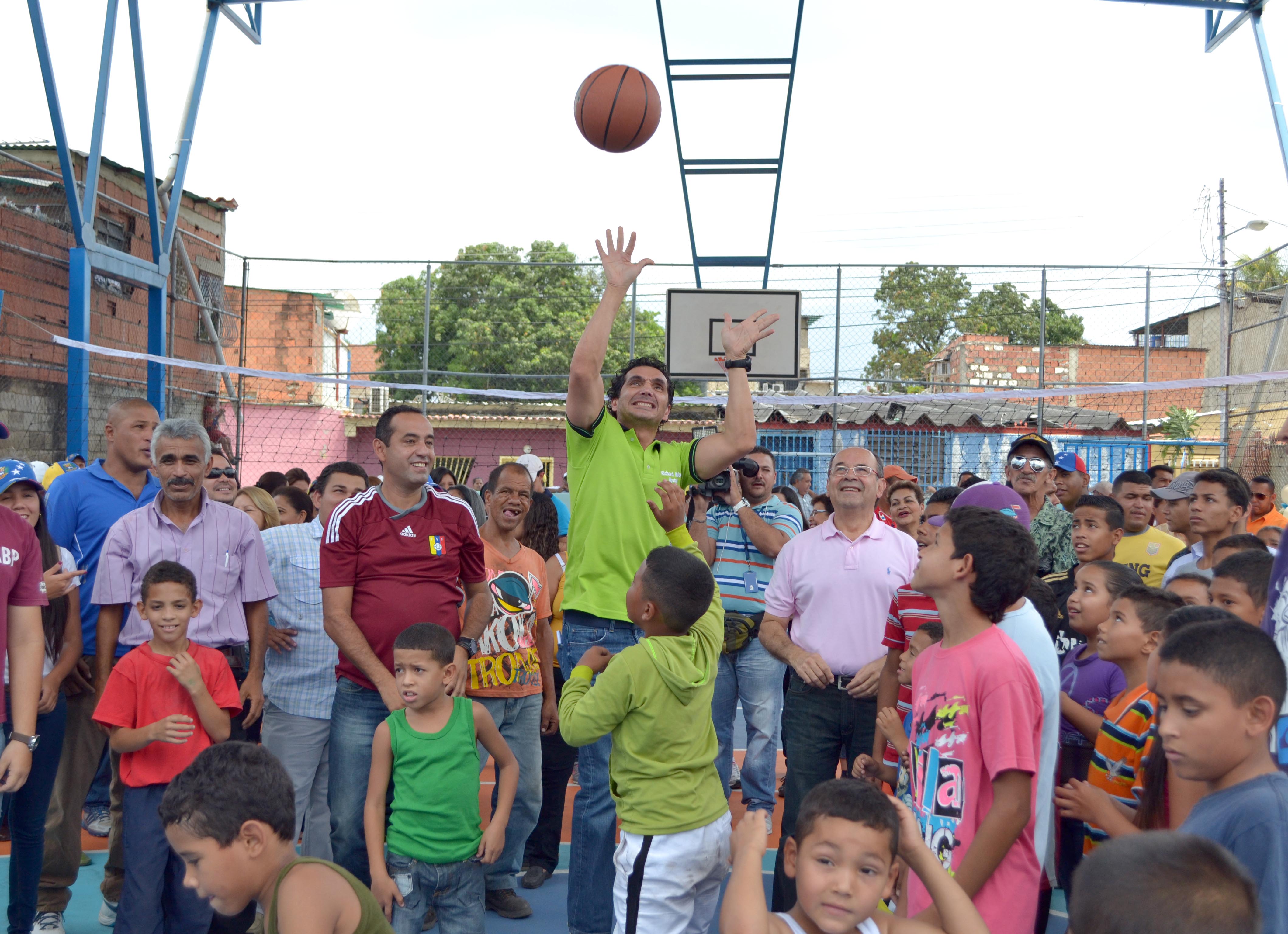 Richard Mardo entregó cancha deportiva en  el barrio Andrés Eloy Blanco de Maracay