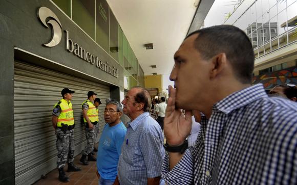 Investigan posible lavado de dinero en banco de Ecuador el cual ha sido suspendido