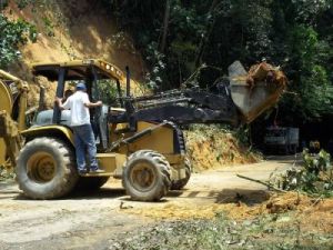 Atienden derrumbes en vías de Choroní y Ocumare