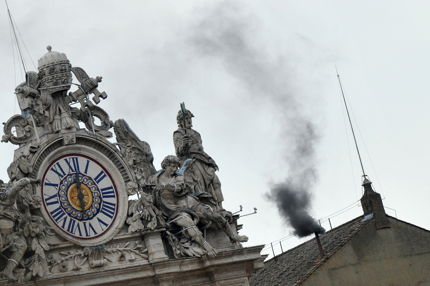 El Vaticano revela los componentes químicos del humo blanco y negro