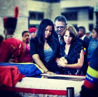 Padres del vocalista de Calle 13 asistieron al funeral de Chávez (FOTO)