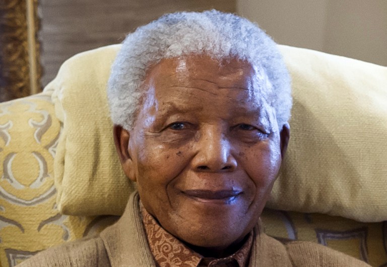 Nelson Mandela padece neumonía pero respira “sin dificultad”