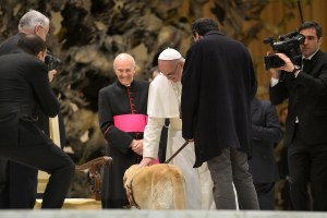 Papa Francisco bendijo a periodista ciego y a su perro (FOTO)
