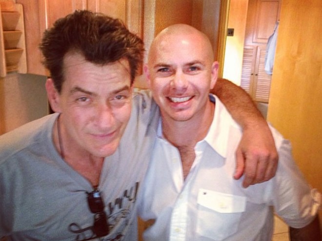 Pitbull y Charlie Sheen “juntos” (Foto)