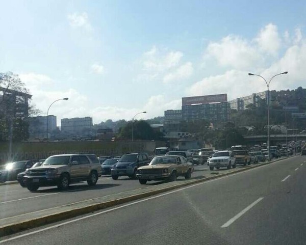 Fuerte cola hacia La Guaira (FOTOS)