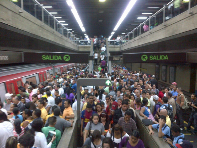 Retraso en la Línea 1 del Metro le amarga el retorno a casa a los usuarios #25Oct