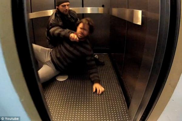 ¿Qué harías tú si te encuentras con un asesinato en el ascensor?