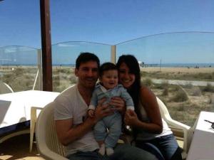 Messi presenta a su hijo Thiago a través de Facebook (Foto)