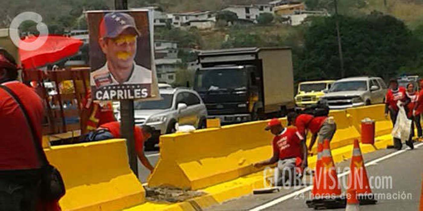 Así destruyen los afiches de Capriles en La Urbina (Fotos)