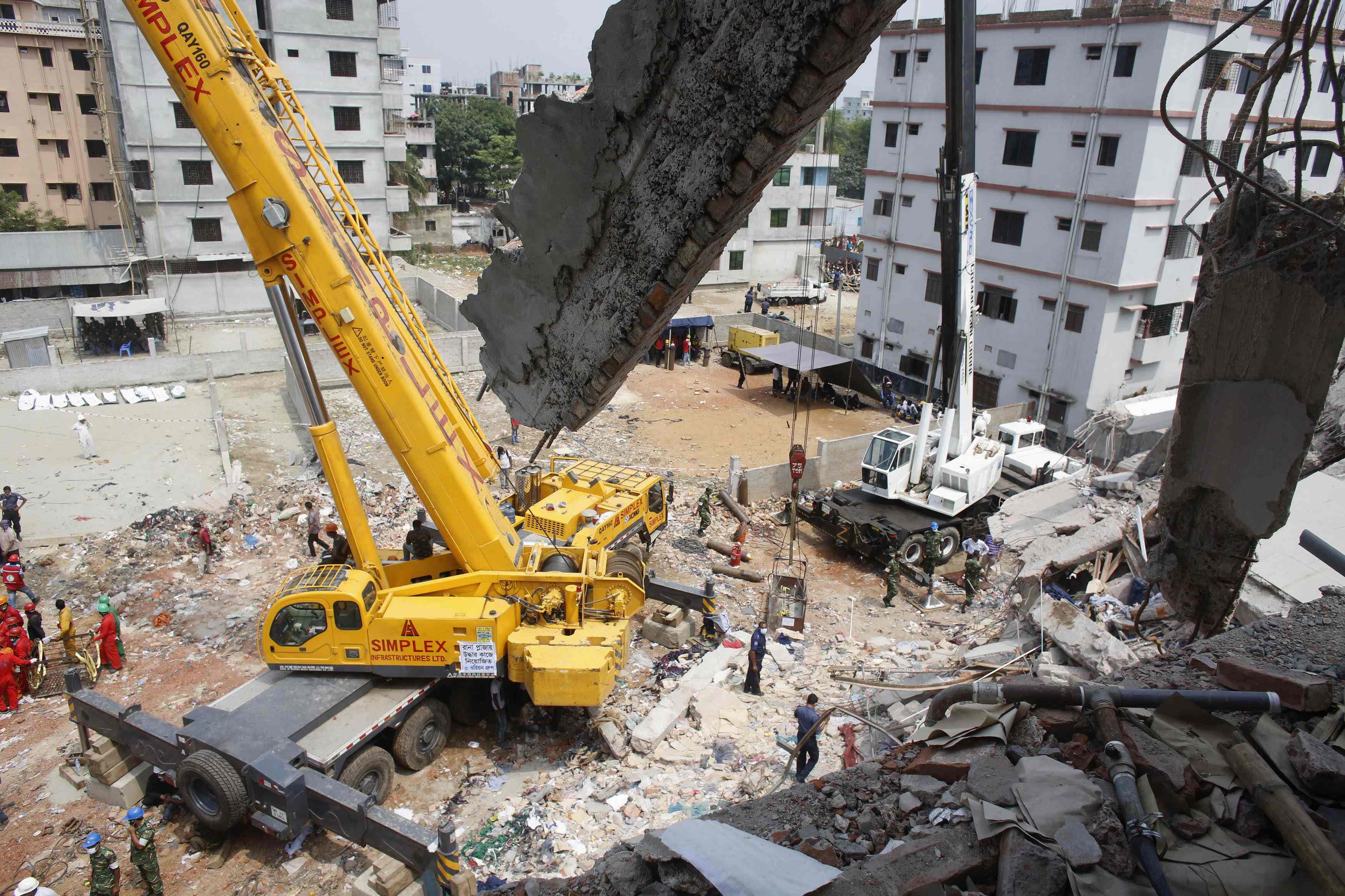 Más de 400 muertos en el derrumbe del edificio en Bangladesh