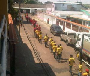 En fila india llegan los chavistas al acto de Maduro en Apure (Foto)