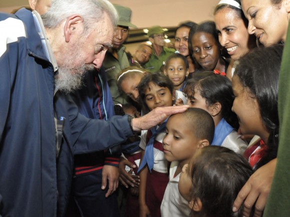 Fidel Castro se levantó para inaugurar una escuela (Fotos)