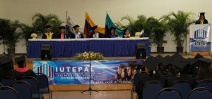 Becados de programas educativos en Maracaibo recibieron su título de TSU