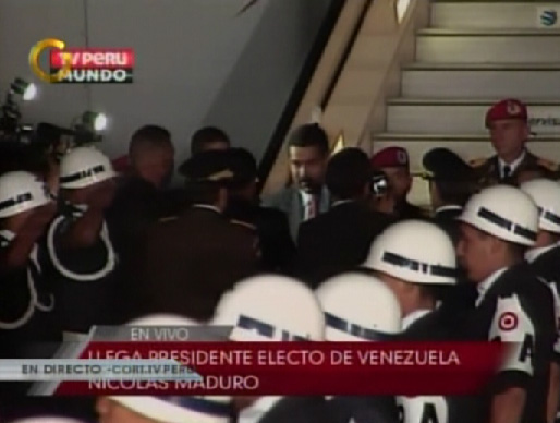 Maduro llega a Perú y lo reciben manifestantes de ambas tendencias