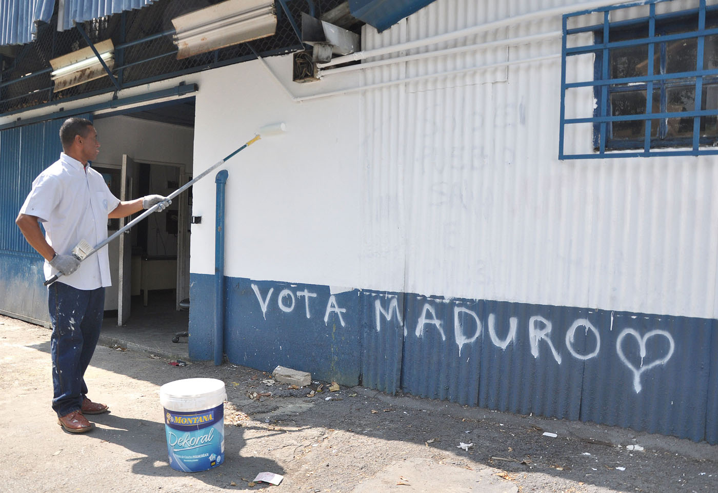 Ya están quitando los graffitis en la UCV (FOTOS)