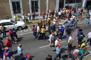 Simpatizantes del Psuv atacan sede del Gobierno de Miranda (Fotos)