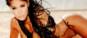 El topless de la “Kim Kardashian francesa” (inmensas y separadísimas)