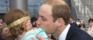 ¡Bochornoso! Rechazan beso del Príncipe William (FOTOS)