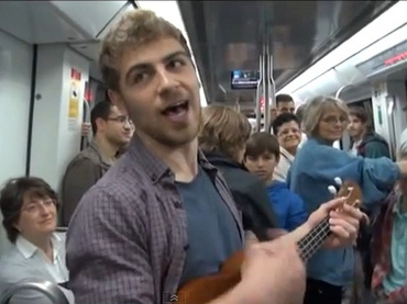 Periodista canta su currículo en el metro y encuentra trabajo (Vídeo)