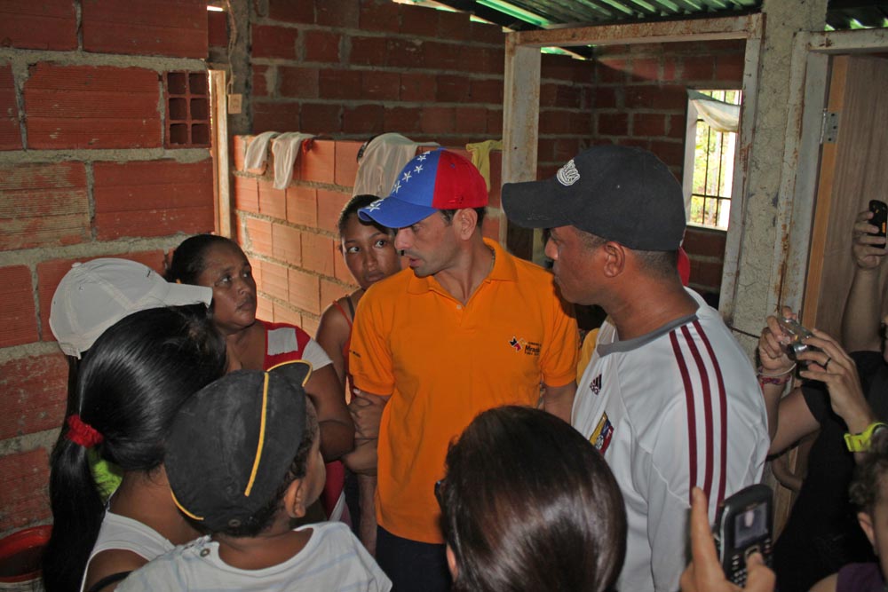 Capriles pide a vecinos de Nueva Cúa dejar de lado diferencias políticas