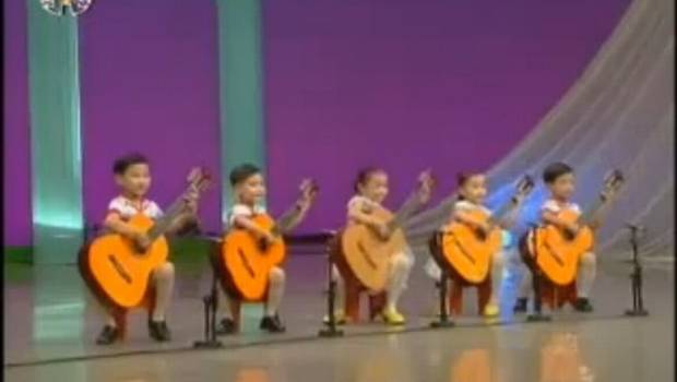 IMPRESIONANTE: Niños coreanos tocando la guitarra (Video)