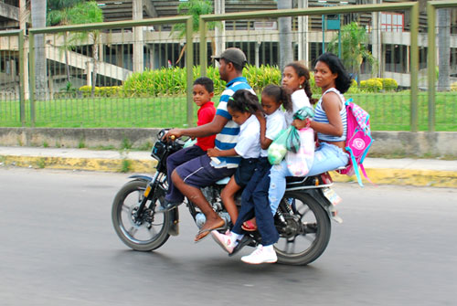 Motorizados siguen sin cumplir la ley, poniendo en riesgo a sus familiares