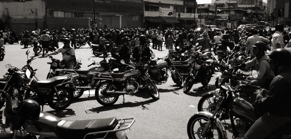 Motorizados protestan en la avenida Francisco de Miranda (Foto)