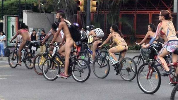 “Ahora sí nos ven”: Ciclistas rodaron desnudos en Caracas (fotos explicitas)