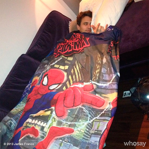 James Franco juega a que es Spiderman (Foto)