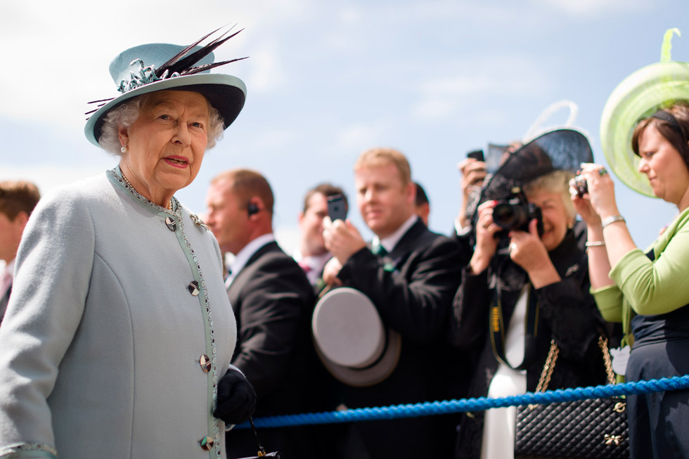 La reina Isabel cumple 60 años llevando la corona