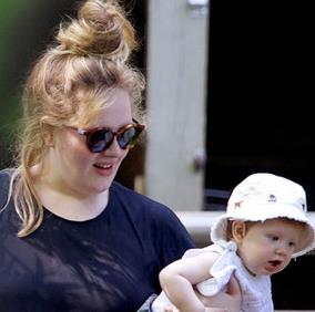 La cantante Adele presentó a su hijo (Foto + Cuchito)