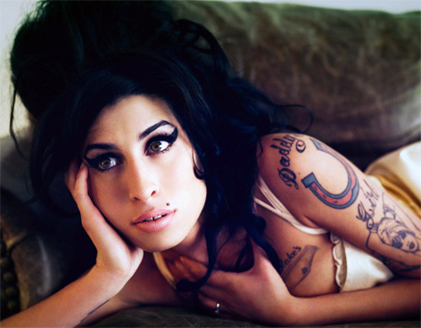 Drogas, ausencias y relaciones tóxicas: Amy Winehouse, la artista que dejó la vida en cada canción