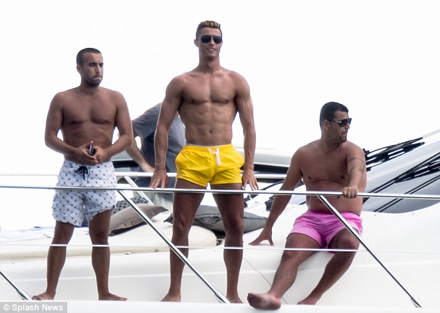 Cristiano Ronaldo se convierte en Johnny Bravo (Fotos)