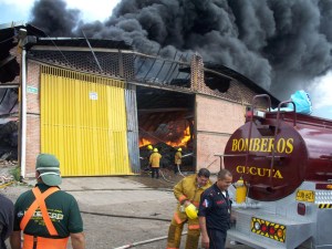 Pérdidas millonarias por el incendio de Marplast en el Táchira