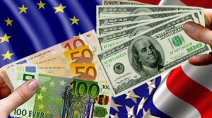 El euro baja frente al dólar en un mercado poco animado