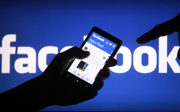 Facebook cierra por primera vez por encima de su precio de salida a bolsa
