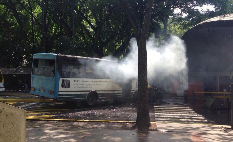 Encapuchados disparan dentro de la UCV y queman dos autobuses (Fotos y video)
