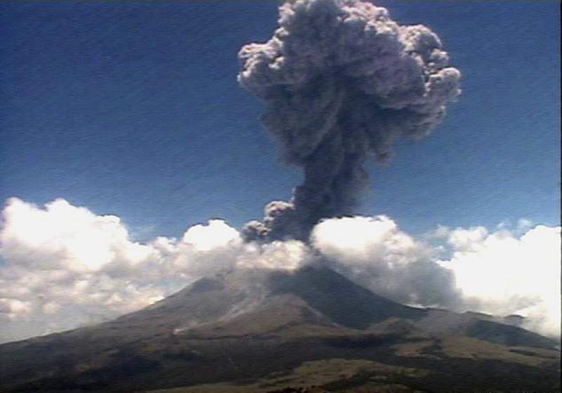 Volcán Popocatépetl arroja una columna de ceniza tras una explosión (Video)