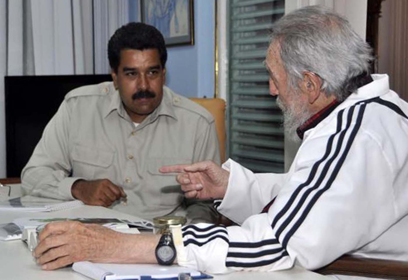 Fidel leyó frente a Maduro un ejemplar del diario Granma (Fotos)