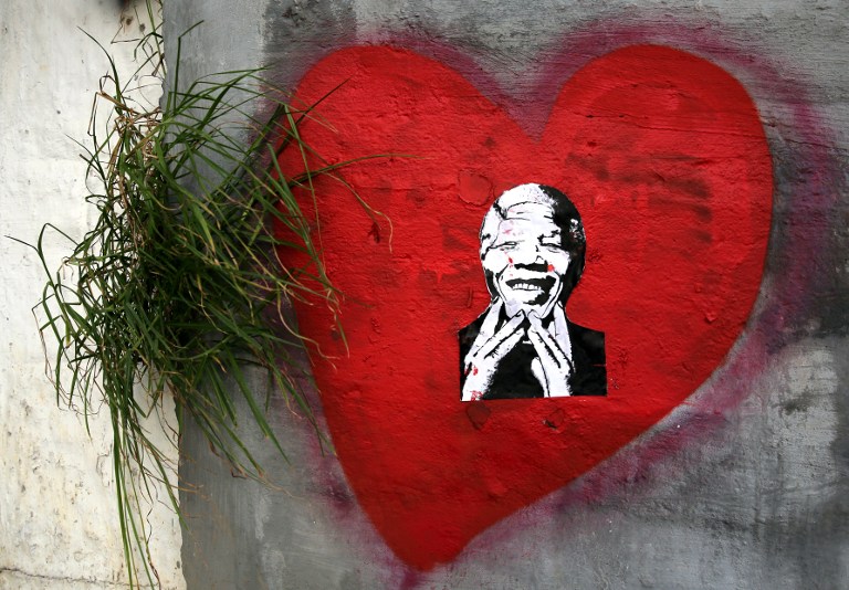 Mandela sigue en estado “crítico”