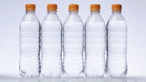 Agua embotellada está contaminada con partículas de plástico, según estudio