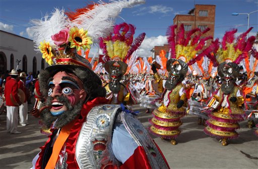 Bolivianos bailan en honor a Santiago (Fotos)
