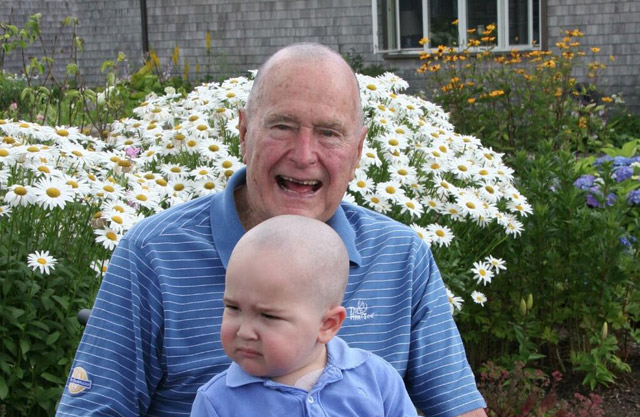 Bush se rasura la cabeza en solidaridad con un niño que sufre leucemia (Foto)