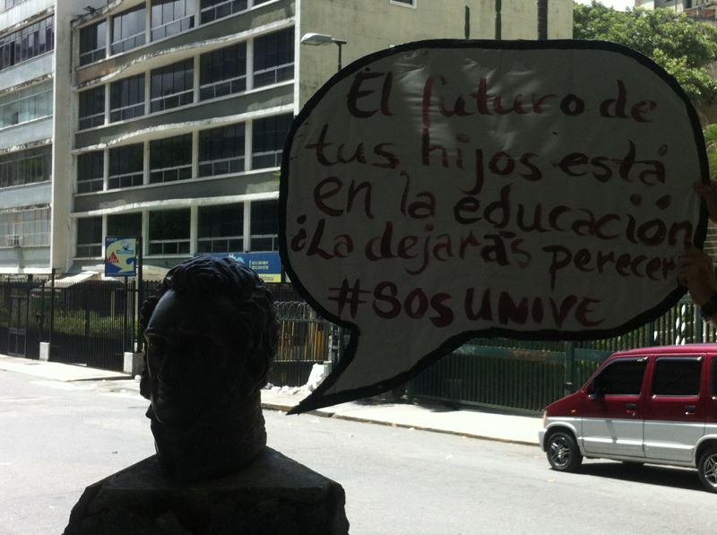 Estatuas de los Próceres amanecen con mensajes sobre la crisis universitaria (Fotos)