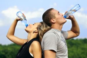¿Es mejor beber agua fría o agua caliente?