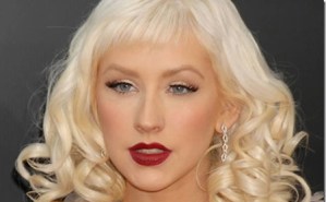 ¡Cuidado y se le salen! El apretado escote de Christina Aguilera que provocó suspiros en Instagram