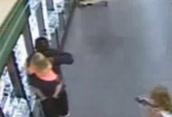 En video: Atrapó a pequeña niña, le puso un cuchillo en la garganta y la policía le disparó en la cabeza